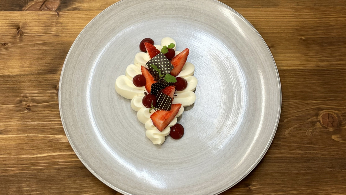 Cremeux z bílé čokolády a myrty, jahody, čokoládový crumble a jahodový gel Cremeux z bílé čokolády a myrty, jahody, čokoládový crumble a jahodový gel