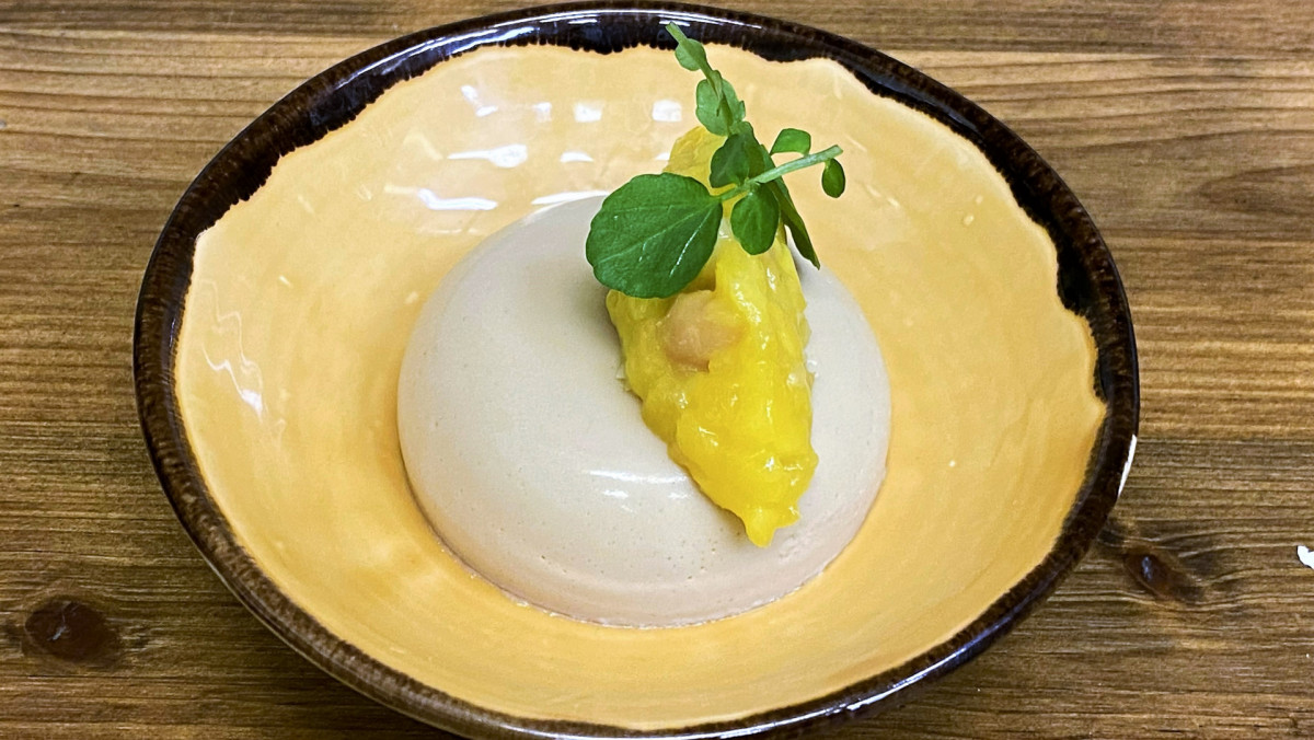 Krémová kachní Foie Gras a mango s lískovými oříšky 