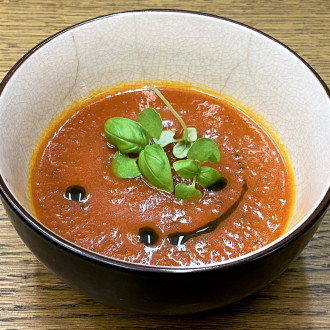 Rajčatová polévka z pečených rajčat a bazalkový olej / pasírovaná/