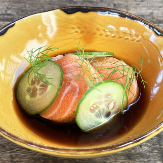 Medailonek z lososa, salátová okurka,Teriyaki omáčka
