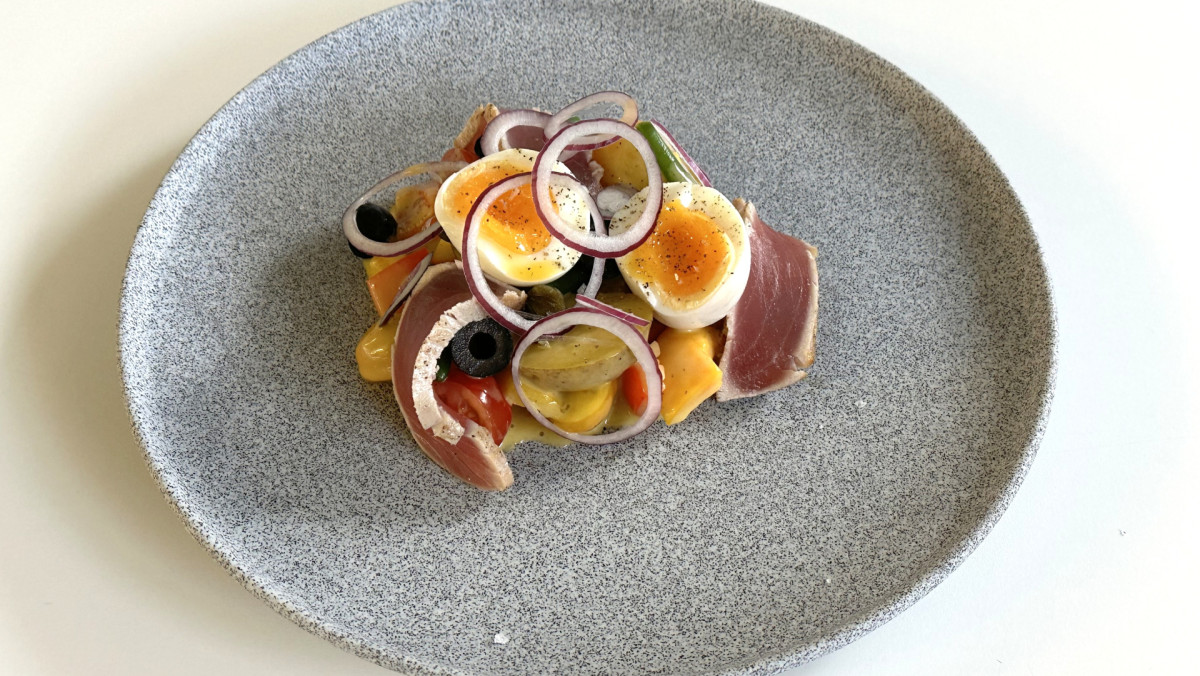Nicoise salát s bramborami, fazolkami, čerstvě opečeným tuňákem a francouzským dresingem Nicoise salát s bramborami, fazolkami, čerstvě opečeným tuňákem a francouzským dresingem