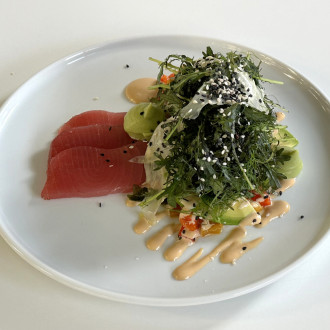 Čerstvý tuňák, avokádo, fenykl, pečené barevné papriky, pražený sezam a japonský krém