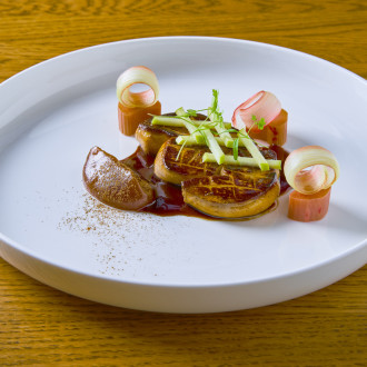 Pečená kachní játra foie gras, marinovaná rebarbora, pyré z karamelizovaných jablek, glazé se sečuánským pepřem 