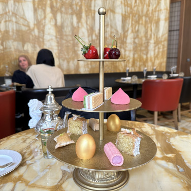 CAKES & BUBBLES