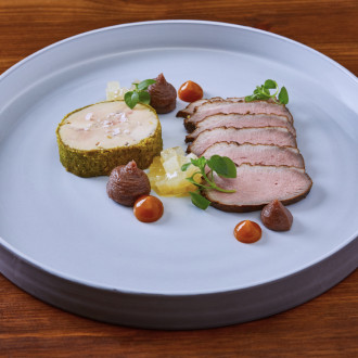 Presovaná kachní foie gras s pistáciemi, uzené kachní prso, pyré z datlí medjool, hruška a gel z rakytníku