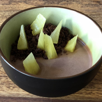 Cremeux z tmavé čokolády Guanaja, čokoládová hlína, marinovaný ananas