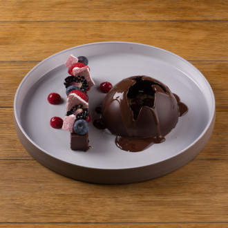Čokoládový řez, čokoláda, krém ze slaného karamelu a tmavé čokolády, lesní ovoce a gel z malin
