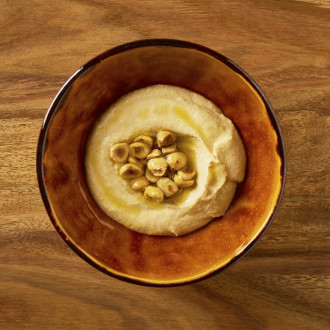Hummus a pražené lískové ořechy  